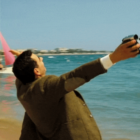 plajın tadını çıkaran üniformalı bir adam