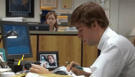 Jim, o escritório, dormindo na mesa