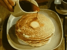 gif de colocar xarope em panquecas