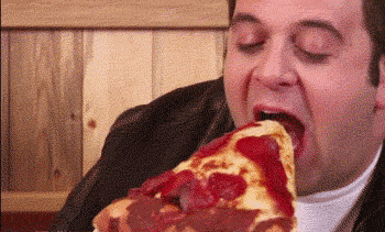 homem comendo pizza