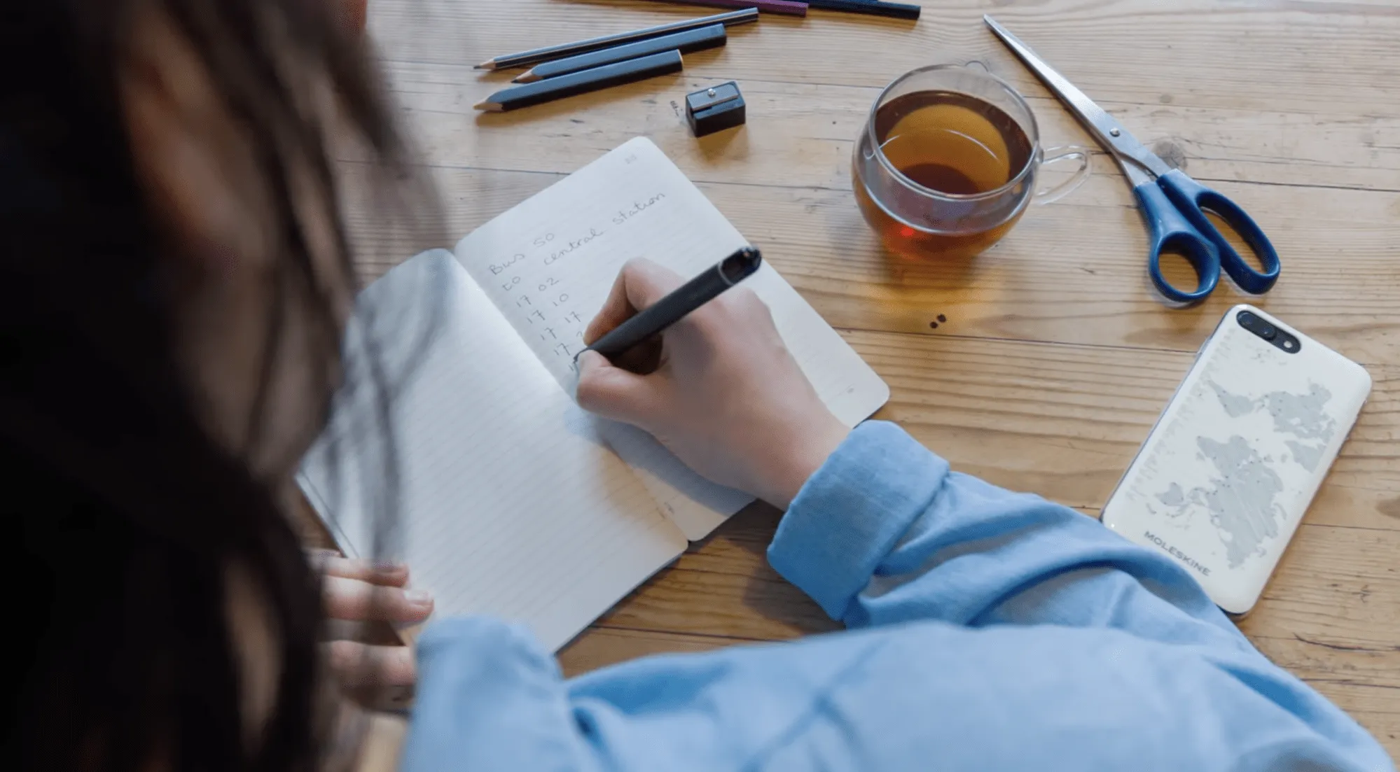 Carnet intelligent Moleskine, femme utilisant son carnet intelligent et dégustant un café