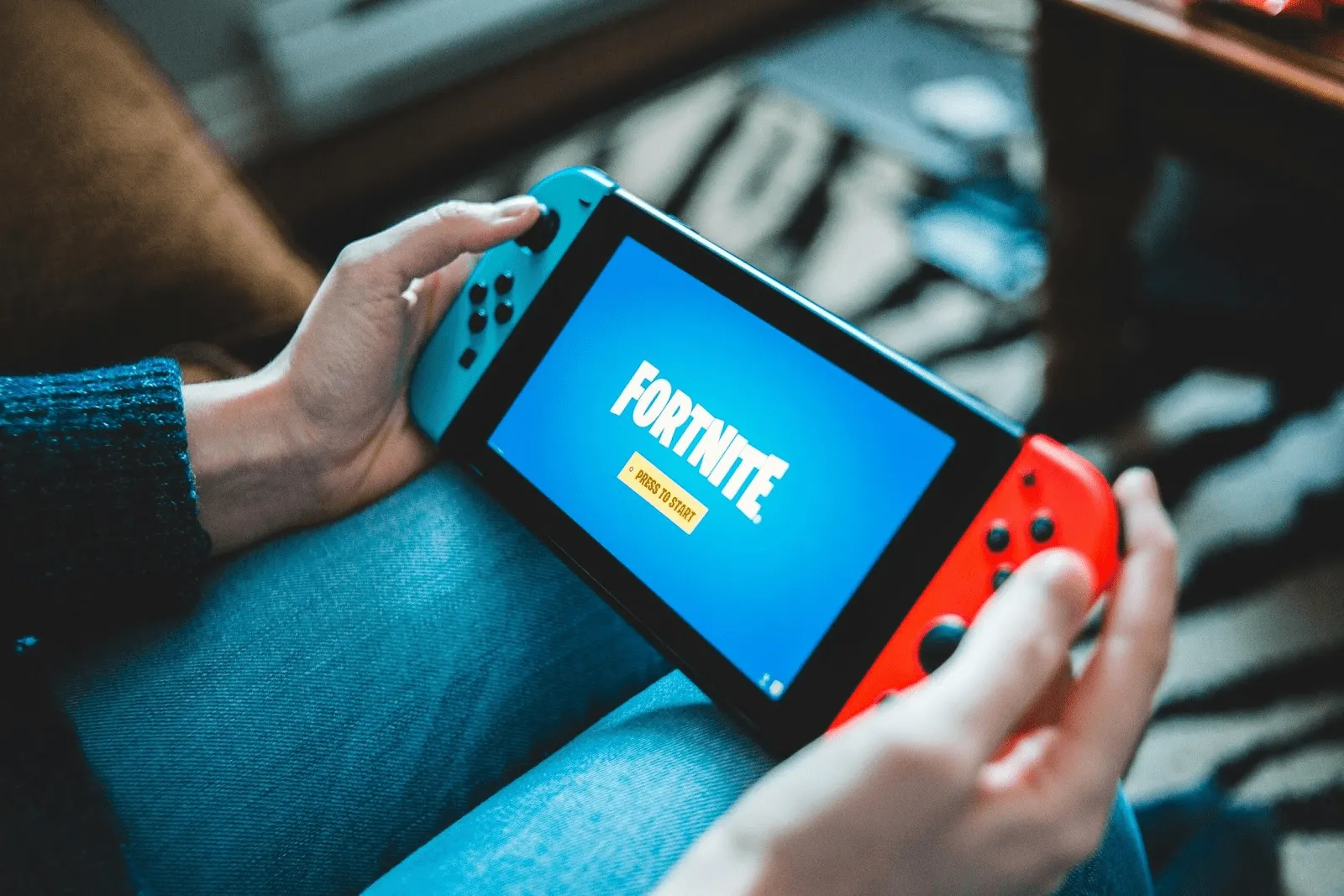 Osoba grająca w Fortnite na konsoli do gier