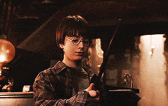 Harry hält zum ersten Mal seinen Zauberstab in der Hand, einfache Funken