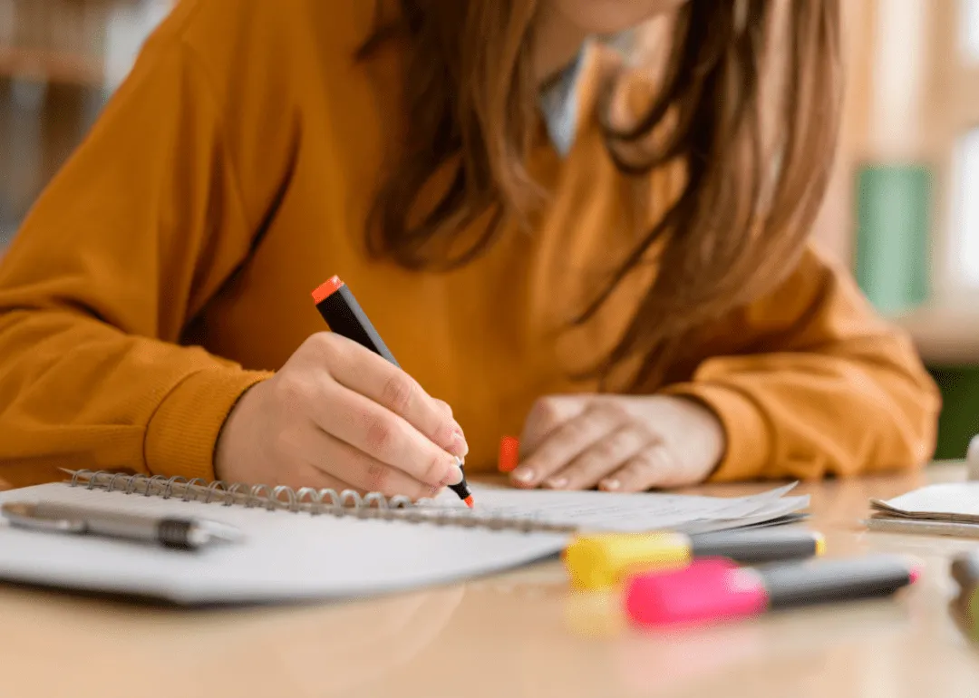 Eine Frau, die mit einem Textmarker Notizen markiert