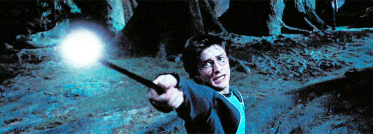 Harry Potter acenando sua varinha