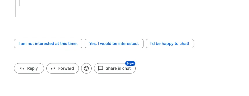 Drei vorgeschlagene Antwortschaltflächen unter einer Gmail-Nachricht, mit denen Sie ablehnen, Interesse bekunden oder einer Unterhaltung zustimmen können, oberhalb der Schaltflächen „Antworten“ und „Weiterleiten“.