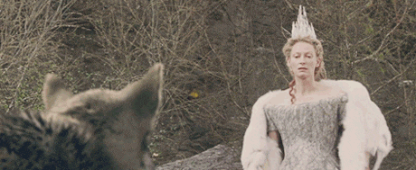 una donna di Narnia con una bacchetta magica