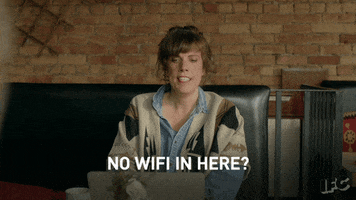 Mulher dizendo que não há wi-fi aqui?