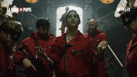 La mujer de La casa de papel con la capa roja diciendo «Maravilla».
