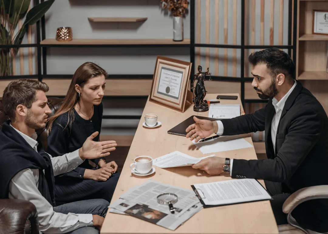 Ein Anwalt im Gespräch mit seinen Clients