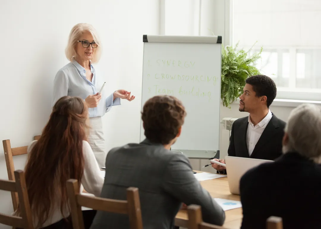 Eine Frau bei einem Meeting