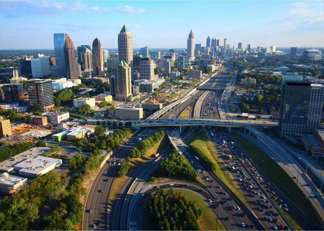Vue aérienne de la métropole d'Atlanta et des autoroutes