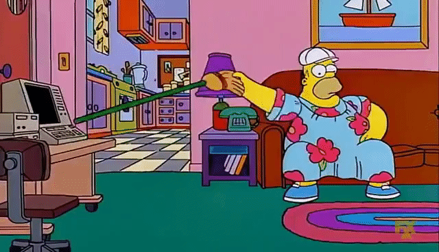 Ev Simpson, süpürgeyle bilgisayara vuruyor