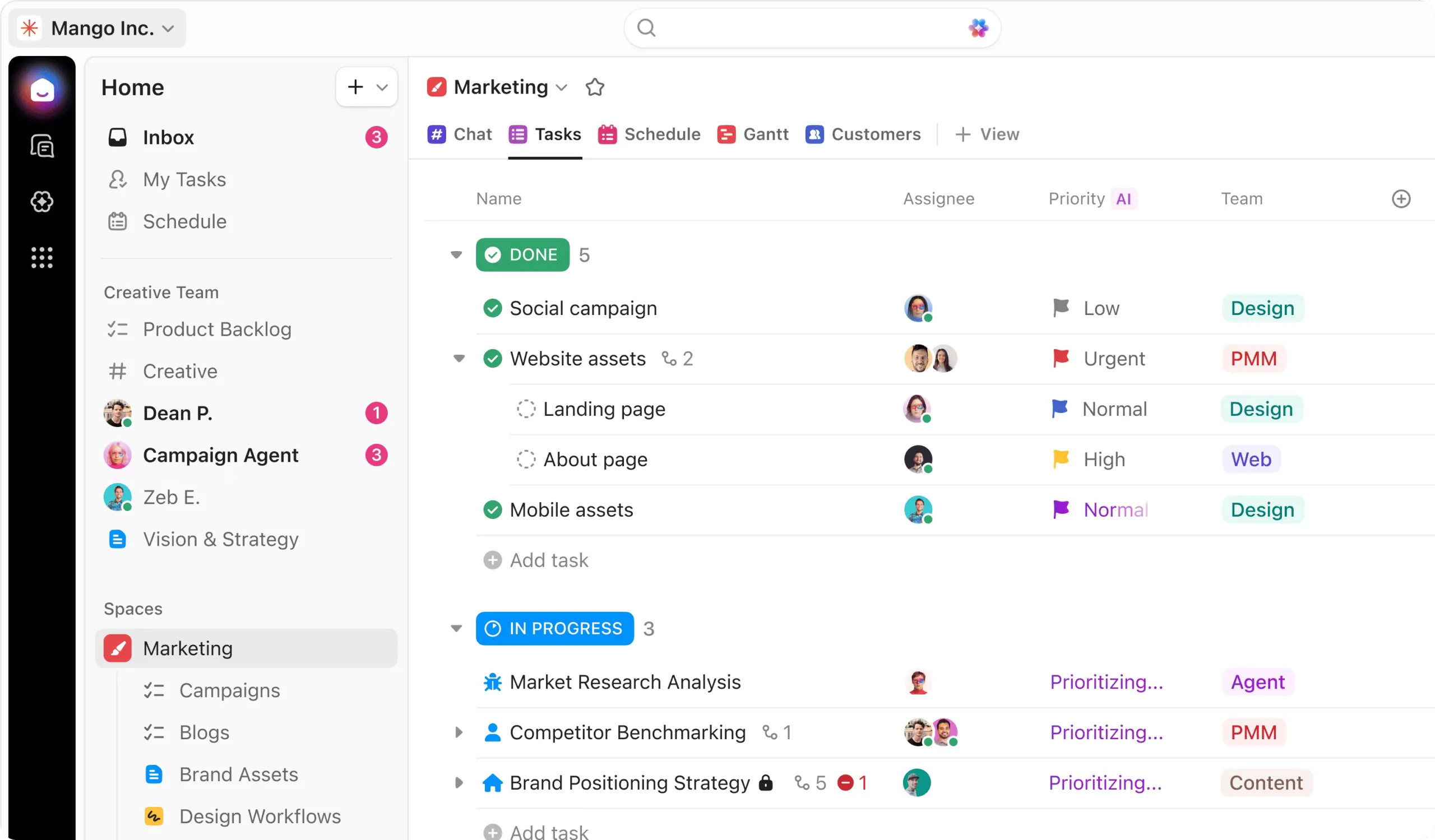 A ClickUp Marketing Space listanézetben, ahol a kampányfeladatok „Befejezett” és „Folyamatban” kategóriákba vannak csoportosítva, a kijelölt felelősekkel, a mesterséges intelligencia által beállított prioritásokkal és a csapatcímkékkel együtt