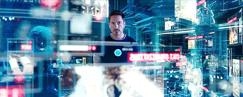 Tony Stark faisant du travail sur son ordinateur