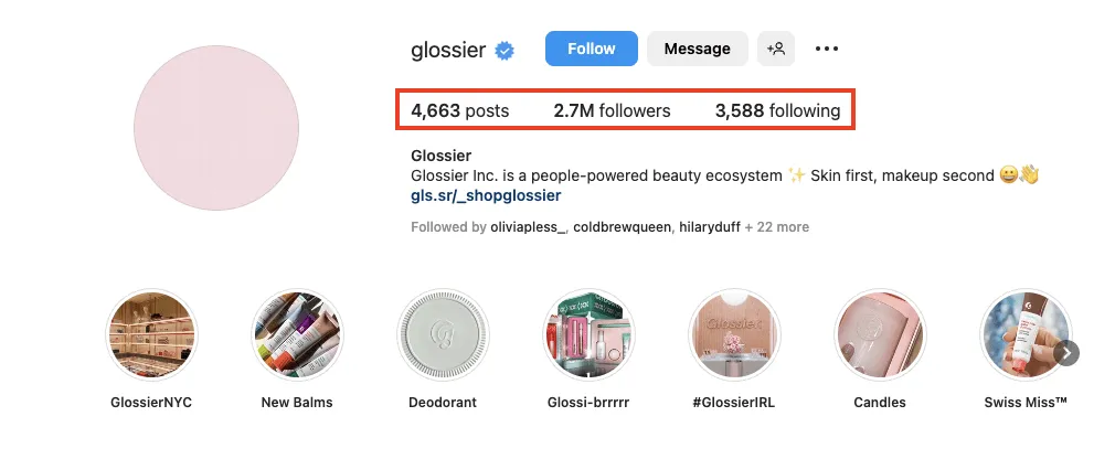La page Glossier sur les réseaux sociaux comme exemple de stratégie de gestion de marque
