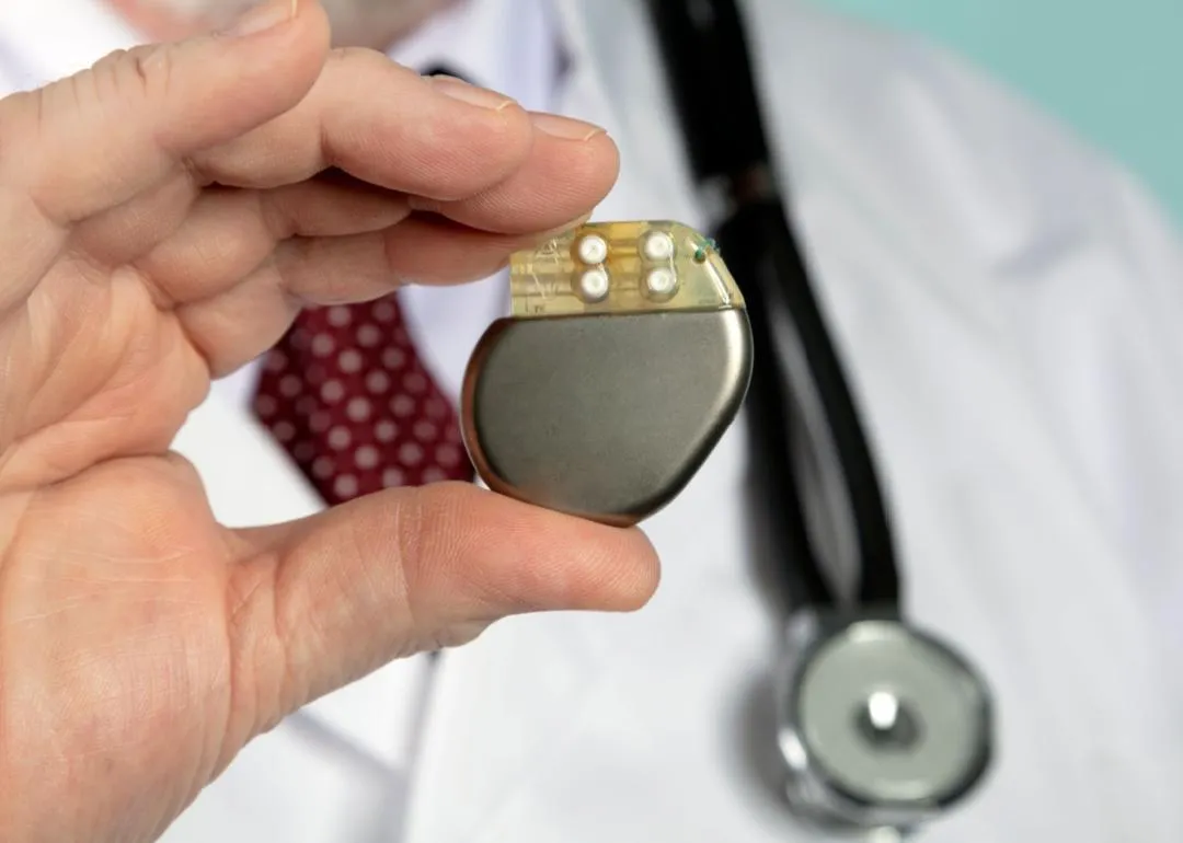 Un médecin tenant un stimulateur cardiaque