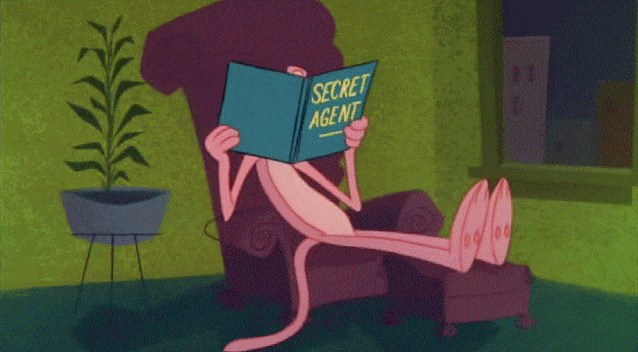 La Pantera Rosa leyendo un libro de agentes secretos y asintiendo con la cabeza.