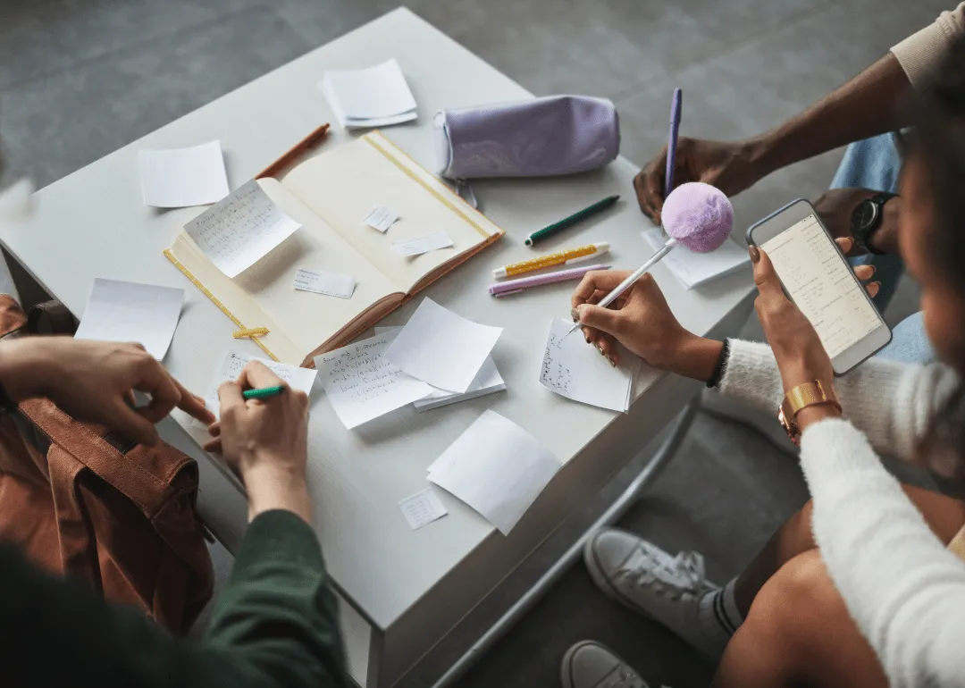 Personnes prenant des notes sur des Post-it