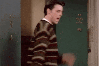 Joey a barátokból az ajtóra mutat és elhagyja a szobát.