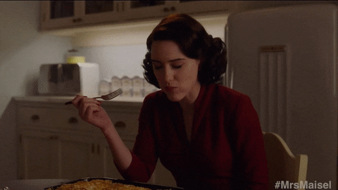 Mulher dizendo: “Estou com tanta fome”.