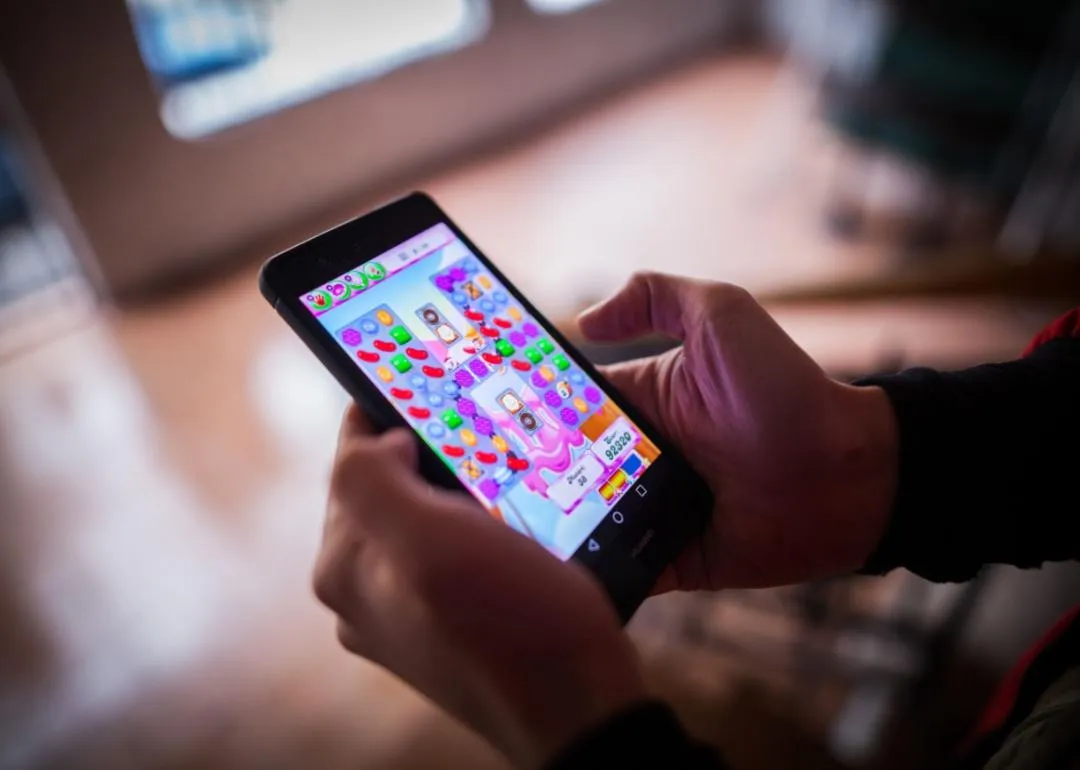 Eine Person, die ein Spiel auf ihrem Smartphone spielt