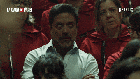 El hombre de la camisa blanca de La casa de papel poniendo los ojos en blanco.