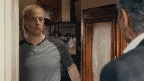 gif de un hombre cerrando la puerta a alguien