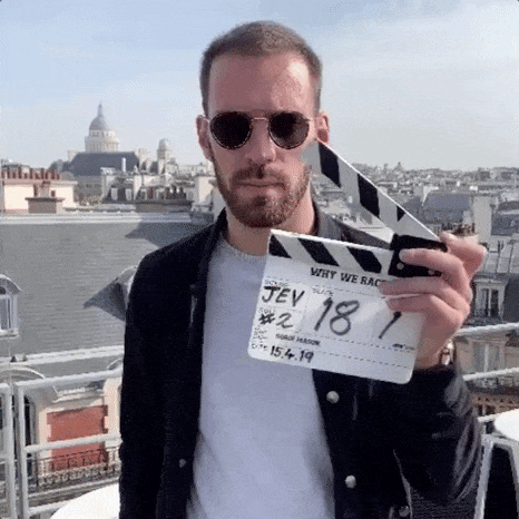 Mann sagt „Action“ für einen Film