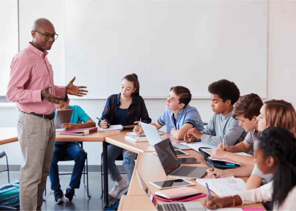 Ein Lehrer, der vor seinen Schülern präsentiert