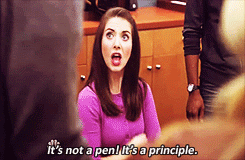 Une femme dit : « Ce n'est pas un stylo ! C'est un principe. »