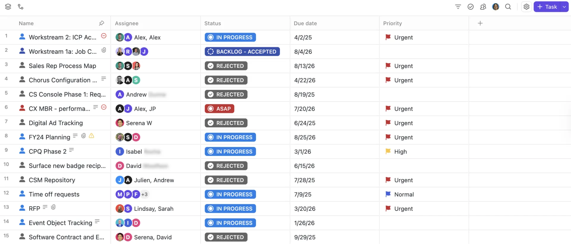 Visualização em tabela do ClickUp exibindo 15 tarefas com colunas para nome da tarefa, avatares dos responsáveis, tags de status codificadas por cores (Em andamento, Rejeitado, O mais rápido possível), prazos de entrega e indicadores de prioridade: alternativas ao Airtable