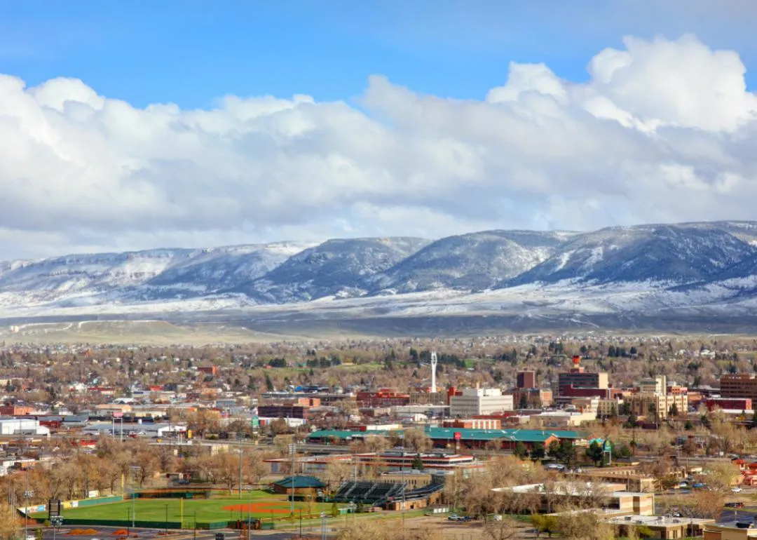 Vue de la ville de Casper avec la chaîne de montagnes