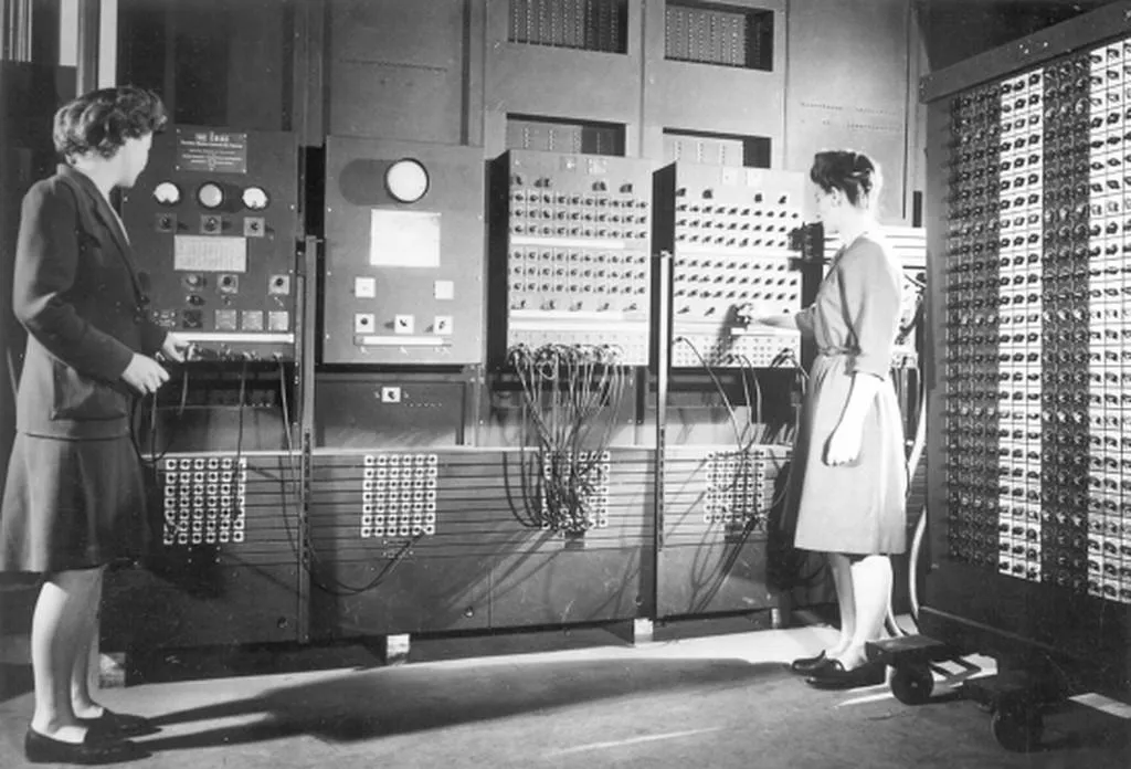 Frauen bedienen die ENIAC-Maschine