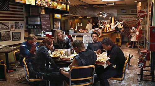GIF dos Vingadores comendo juntos em uma lanchonete