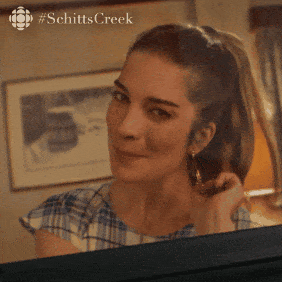 Alexis, de Schitt's Creek, diciendo que no puede esperar.