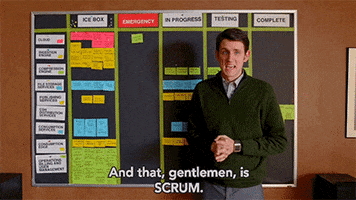 Um homem em frente a um quadro dizendo que isso é scrum gif