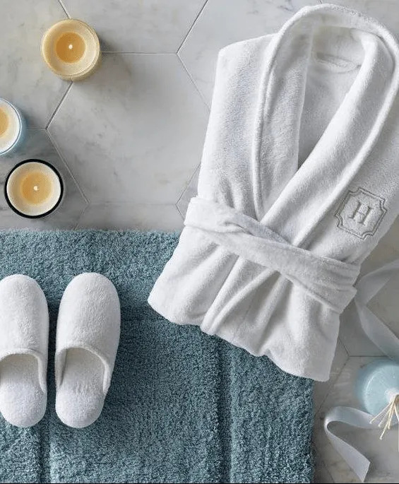 Luxuriöse Bademantel- und Slipper-Sets