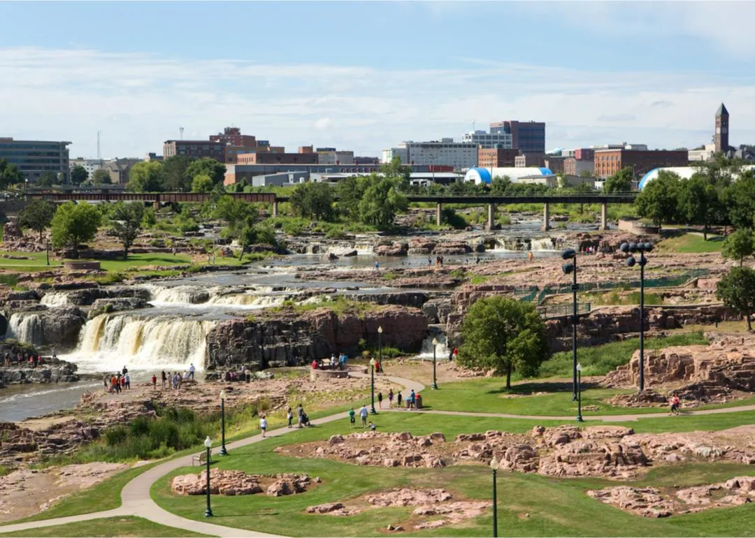 Des touristes visitent Falls Park à Sioux Falls