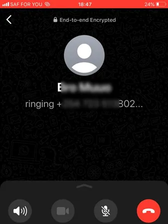 Abra o WhatsApp e inicie uma chamada de voz ou vídeo no iPhone