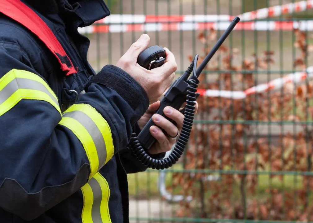 Ein Rettungsdienstmitarbeiter mit einem Walkie-Talkie