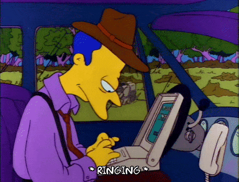 Simpsons: Thám tử đang gọi điện trong xe hơi