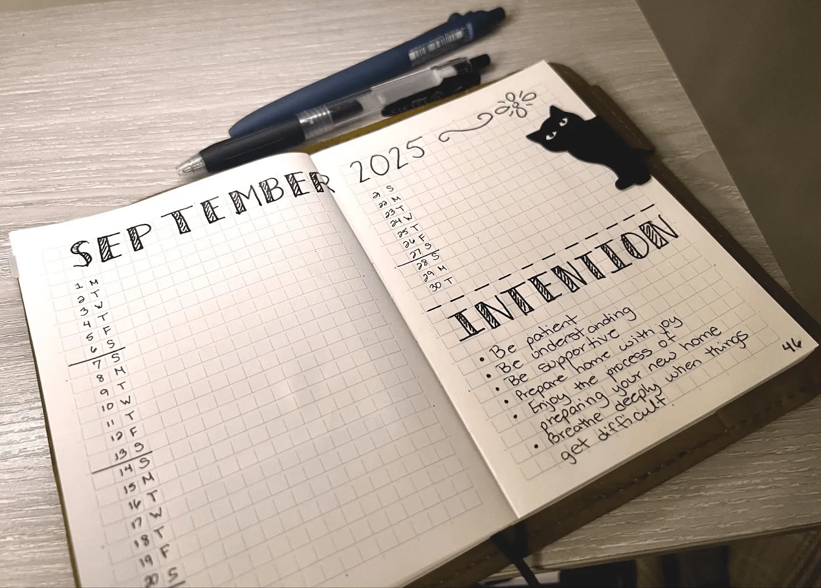 Una pagina mensile del bullet journal minimalista e rilassante con una sezione dedicata alle intenzioni, che offre una via di fuga tattile dal sovraccarico digitale.