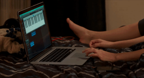 MacBookで仕事をする女性