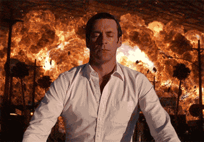 Homem meditando com uma bomba explodindo ao fundo