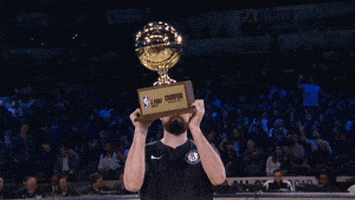 Kosárlabdázó, aki az NBA bajnoki trófeát tartja a kezében