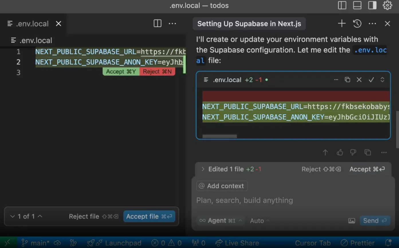 Cursor stelt wijzigingen voor in een Next.js .env.local-bestand met de Supabase-project-URL en anonieme sleutel, waarbij het verschil tussen de bestanden wordt getoond en de opties om de configuratiewijzigingen te accepteren of te weigeren