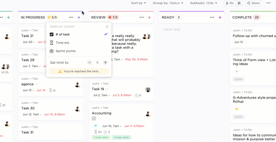 Niveles de prioridad: arrastre y suelte tareas en el tablero Kanban de ClickUp.