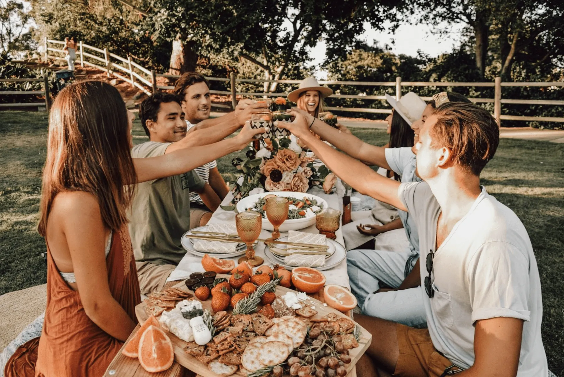 Ludzie bawiący się podczas potlucku