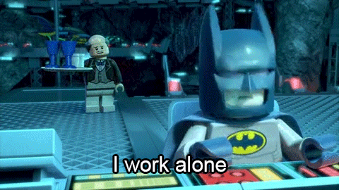 Lego Batman dizendo: “Eu trabalho sozinho”.